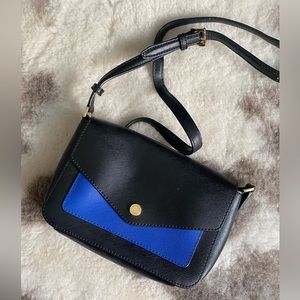 Marc Jacobs spacious crossbody with a beautiful bright cobalt accent
